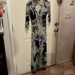 Ornate and colorful long dress size L. Polyester.